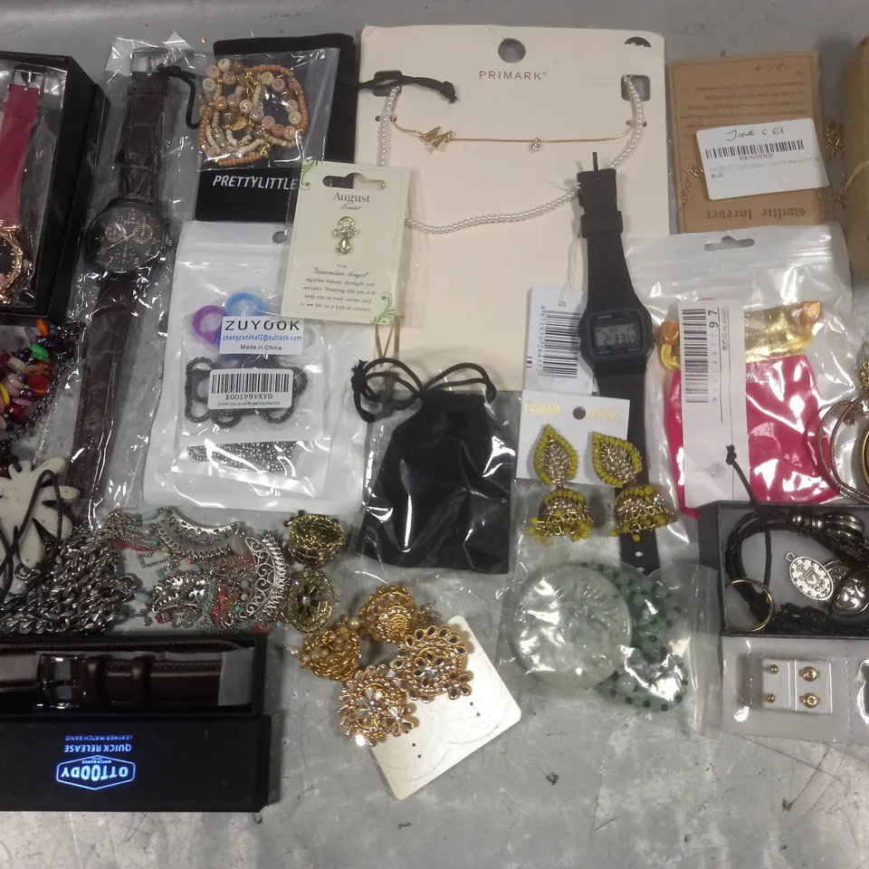 LOT OF ASSORTED JEWELLERY AND WATCH ITEMS TO INCLUDE CASIO WATCH, NECKLACES AND RINGS