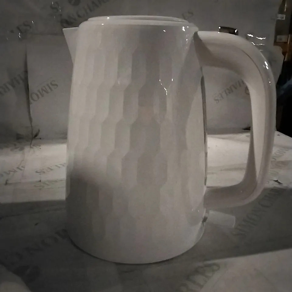 BOXED RUSSELL HOBBS HONEYCOMB KETTLE