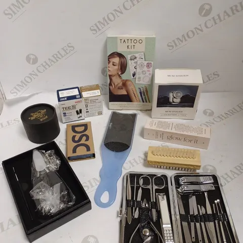 BOX OF APPROXIMATELY 20 ASSORTED HEALTH AND BEAUTY PRODUCTS TO INCLUDE TATTOO KIT, GROOMING COLLECTION, DOLLAR SHAVE CLUB REPLACEMENT RAZORS ETC