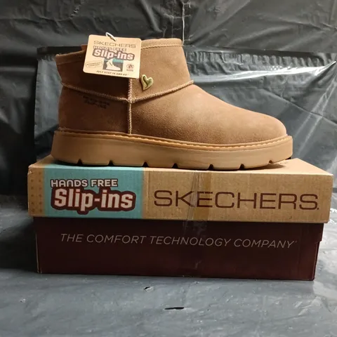 BOXED PAIR OF SKECHERS SLIP-IN WOMEN'S SHOES IN CHESTNUT SIZE UK 3