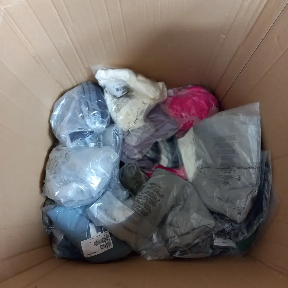 APPROXIMATELY 20 ASSORTED LADIES CLOTHING IN VARIES SIZES, COLOURS AND STYLES