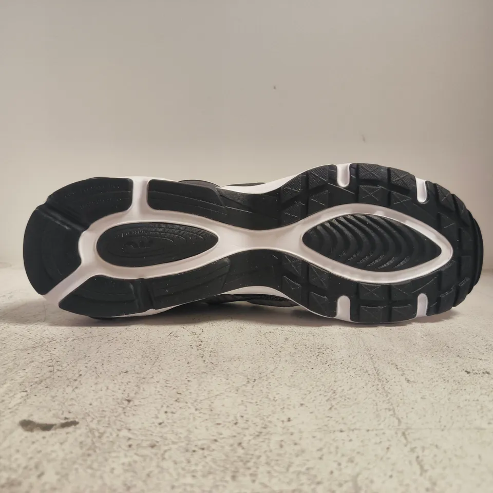 PAIR OF NIKE AIR TRAINERS IN BLACK/WHITE SIZE UK 14