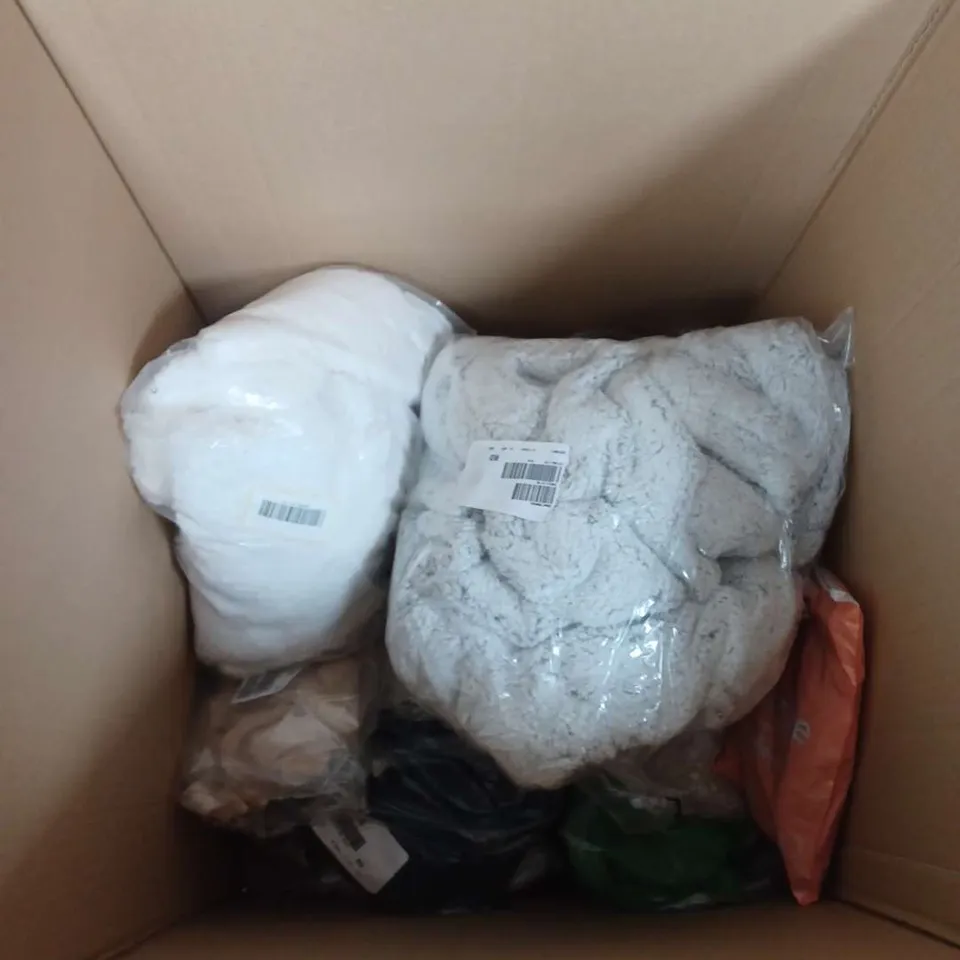 APPROXIMATELY 15 LADIES CLOTHING ITEMS IN VARIOUS COLOURS, SIZES AND STYLES