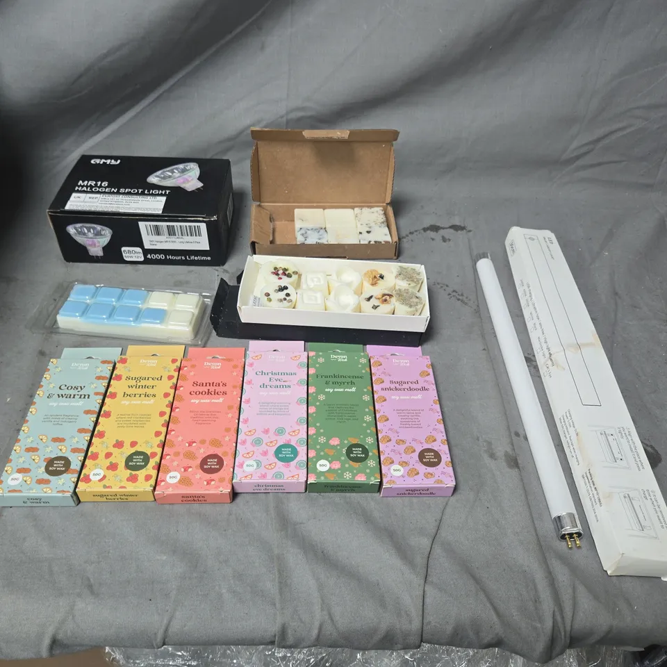 APPROXIMATELY 25 ASSORTED HOUSEHOLD ITEMS TO INCLUDE; CANDLES, WAX METLS HALOGEN BULB/S