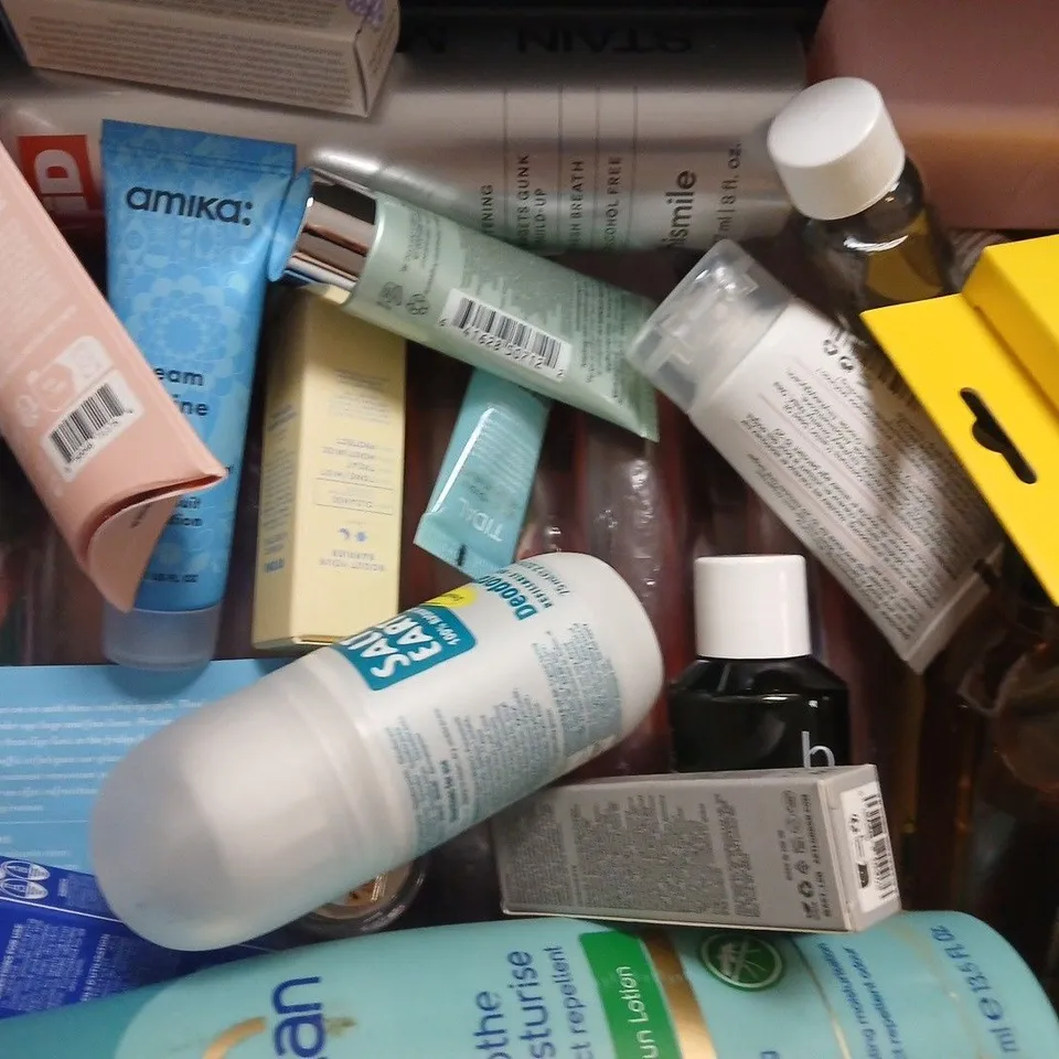 APPROXIMATELY 20 ASSORTED COSMETIC ITEMS INCLUDING VARIOUS MAKES AND BRANDS - COLLECTION ONLY