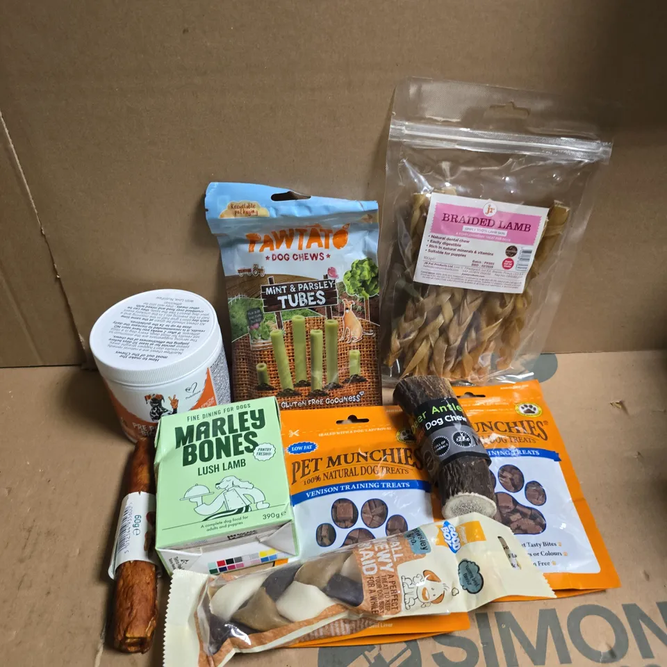 APPROXIMATELY 12 ASSORTED DOG FOOD & SUPPLIES TO INCLUDE DEER ANTLER DOG CHEW, SMALL CHEW BRAID, MARLEY BONES LUSH LAMB, ETC