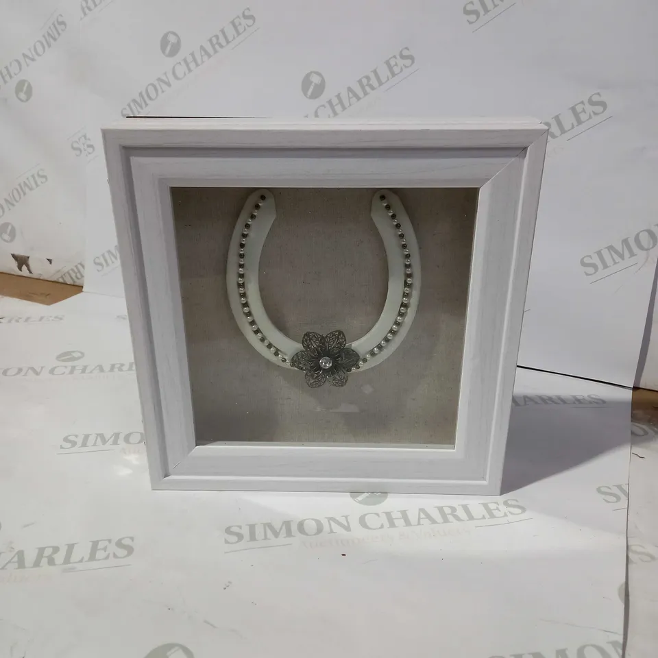 HORSESHOE WALL ART 