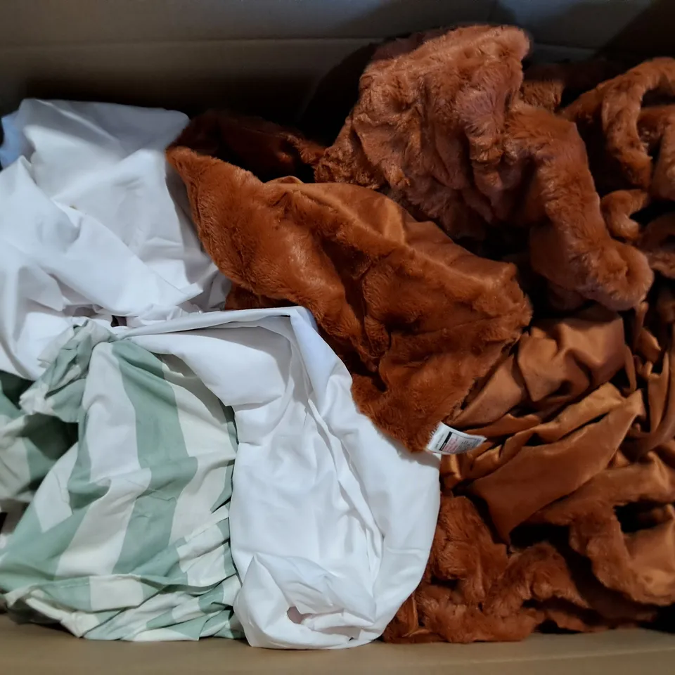 LOT OF APPROXIMATELY 15 ASSORTED BEDDING AND SOFT FURNISHING  ITEMS TO INCLUDE TOWELS, BEDDING AND THROW