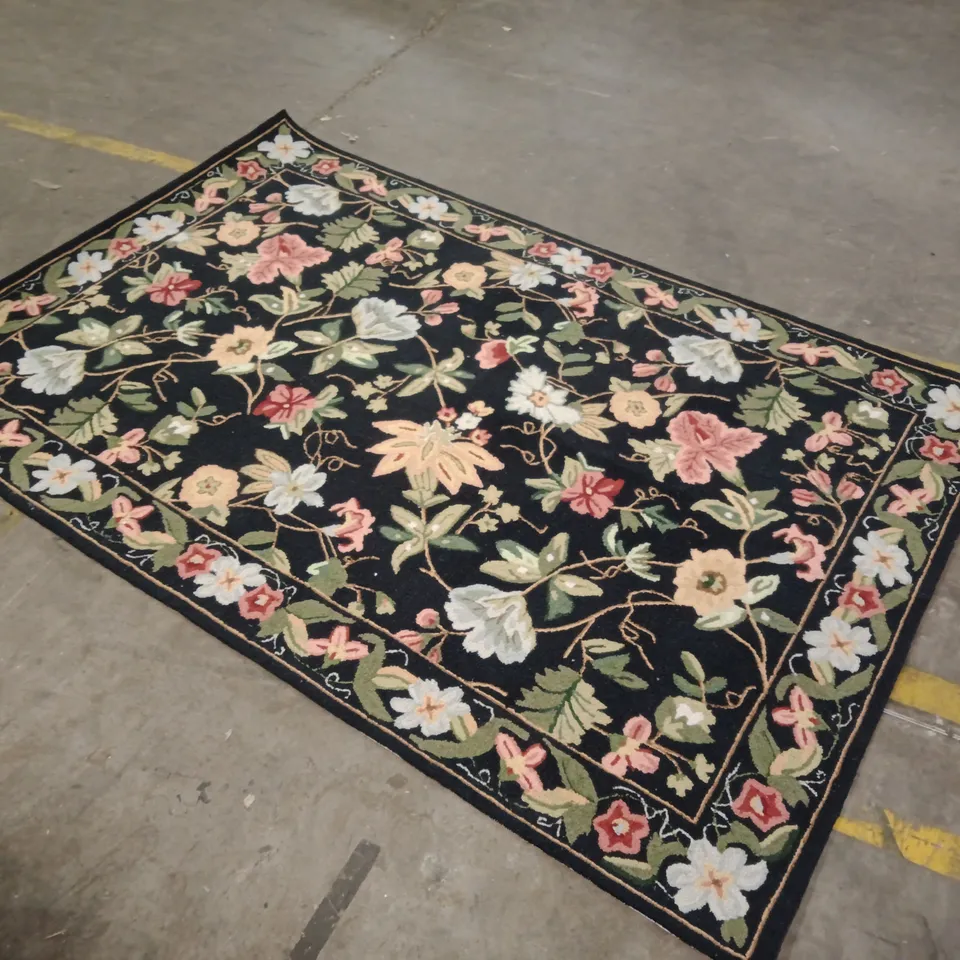 FLORAL RUG ON BLACK GROUND – MULTICOLOUR PATTERN 274X183CM