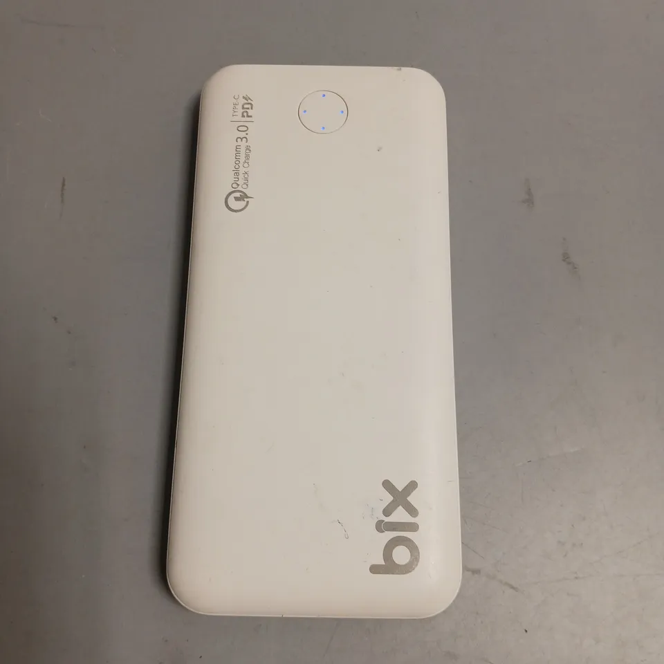 BIX PORTABLE CHARGER IN WHITE TYPE-C AND MICRO USB INPUTS AND USB OUTPUT