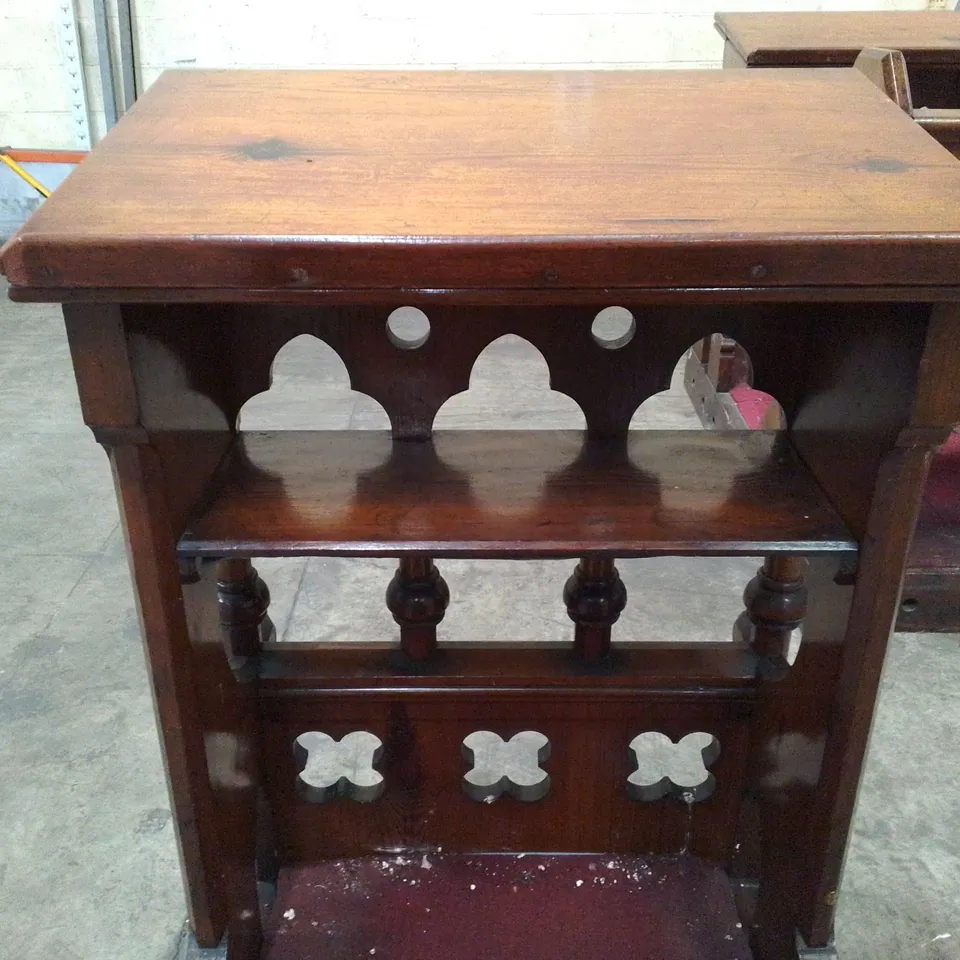  VINTAGE MAHOGANY EFFECT ORNATE CLERGY CHAIR PEW BENCH WITH TEXT STAND AND CARPETED KNEELING SPACE