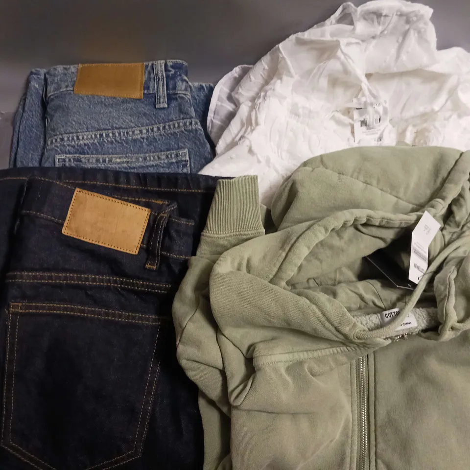 APPROXIMATELY 20 ASSORTED ITEMS OF CLOTHING TO INCLUDE CLASSIC WASHED ZIP THROUGH HOODIE SIZE L, LENNY TIERED MINI DRESS SIZE 36EU, RELAXED WIDE LEG JEAN SIZE 36EU, SUPPER BAGGY DENIM JORT SIZE 34EU