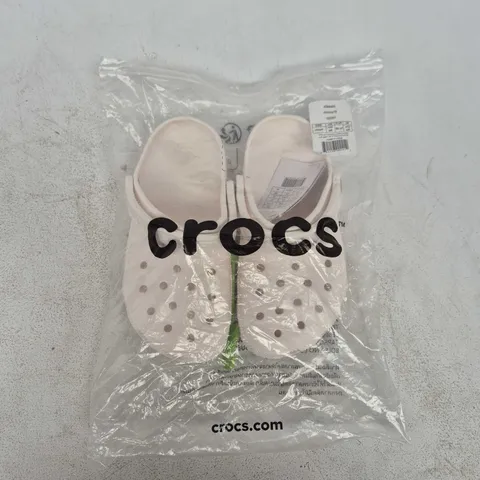 BAGGED CROCS CLASSIC ROOMY FIT IN WHITE - UK M3/W4