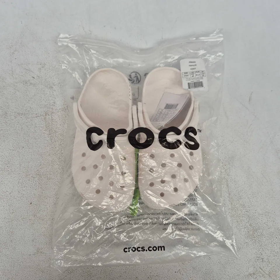 BAGGED CROCS CLASSIC ROOMY FIT IN WHITE - UK M3/W4