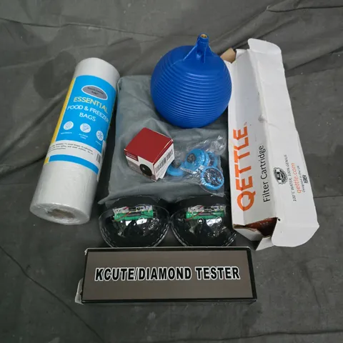 APPROXIMATELY 18 ASSORTED HOUSEHOLD ITEMS TO INCLUDE QETTLE FILTER CARTRIDGE, FOOD & FREEZER BAGS, KCUTE/DIAMOND TESTER, ETC