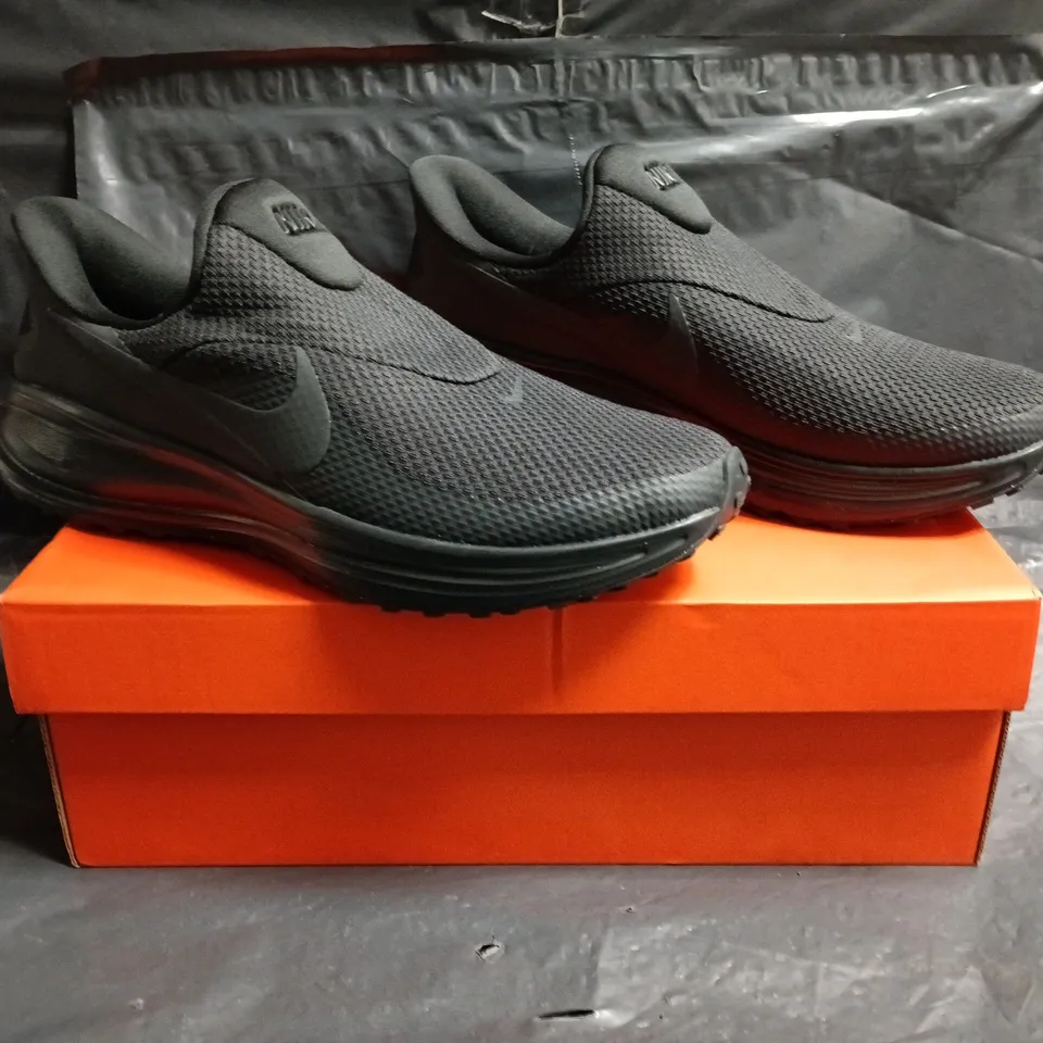 BOXED PAIR OF NIKE REVOLUTION 8 EASYON SHOES IN ANTHRACITE SIZE UK 8