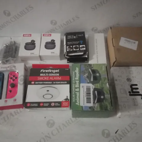 GROUP OF APPROX 10 ASSORTED ITEMS TO INCLUDE BIRD REPELLER, WIRELESS EARPHONES, SMOKE ALARM ETC
