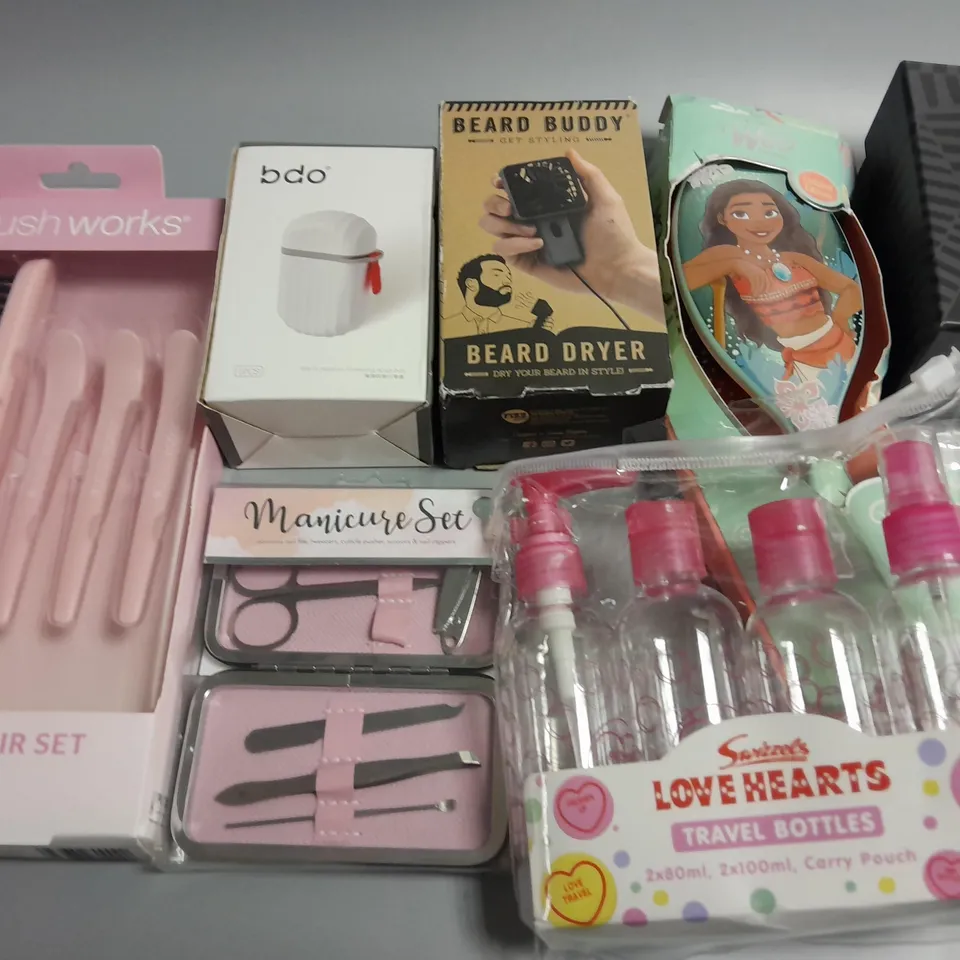 LOT OF 12 ASSORTED HEALTH AND BEAUTY ACCESSORY ITEMS TO INCLUDE BEARD DRYER AND BRUSHWORKS STYLE SET