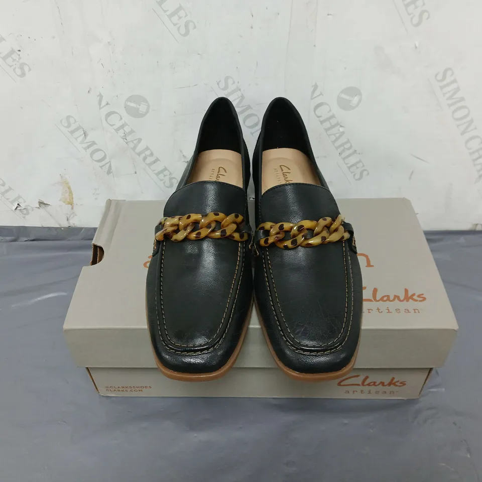 BOXED PAIR OF ARTISAN CLARKS SARAFYNS IRIS SHOES SIZE 5