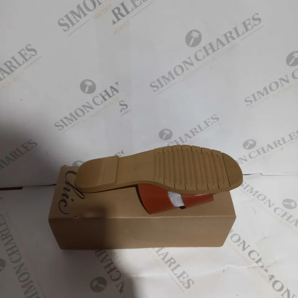 BOXED PAIR OF CHIC SIZE 5 TAN DEEP SANDALS