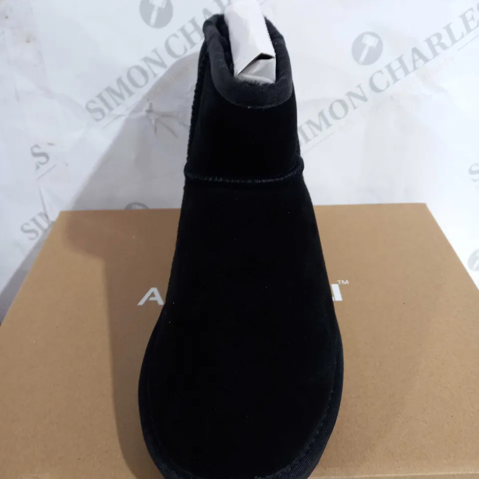 BOXED AUS WOOLI UGG UNISEX SHORT SHEEPSKIN ANKLE BOOTS, BLACK - SIZE 5