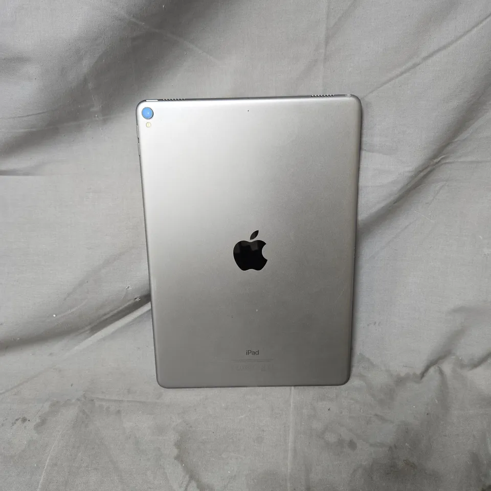 APPLE IPAD – SILVER