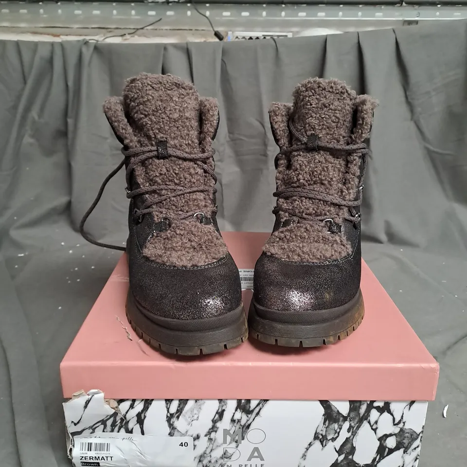 BOXED PAIR OF MODA IN PELLE ZERMATT BOOTS IN BROWN SIZE 7