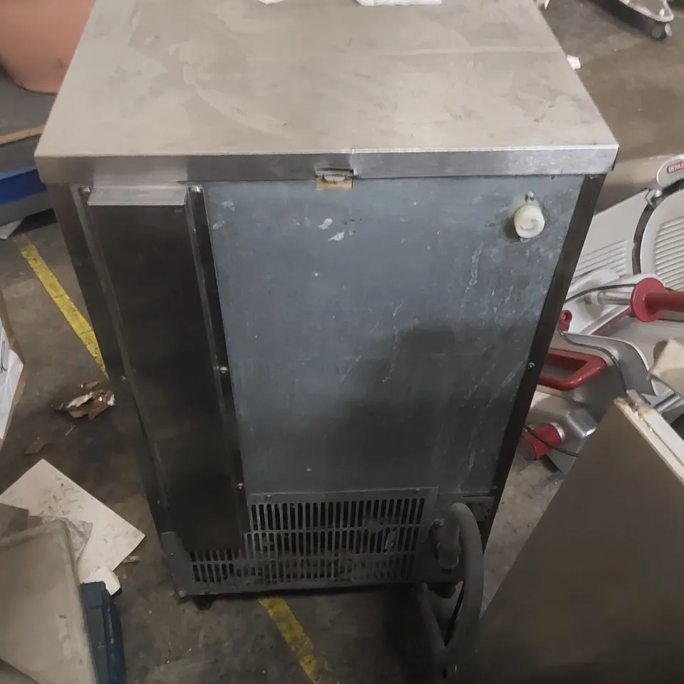 HOSHIZAKI COMMERCIAL ICE MAKER / ICE MACHINE