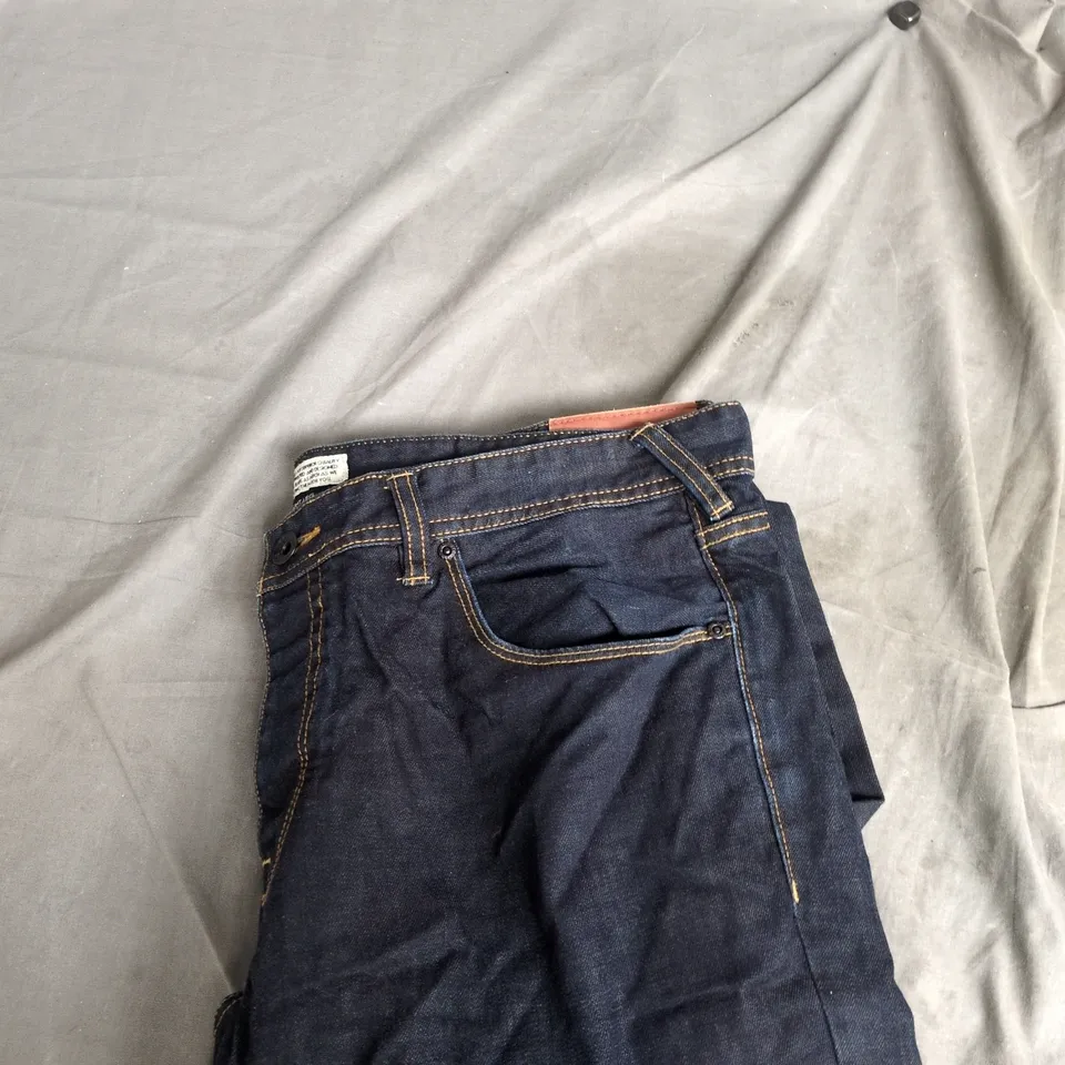 BOX OF APPROXIMATELY 20 ASSORTED CLOTHING ITEMS TO INCLUDE: SUPERDRY HOODIE AND JASPER J CONRAN JEANS