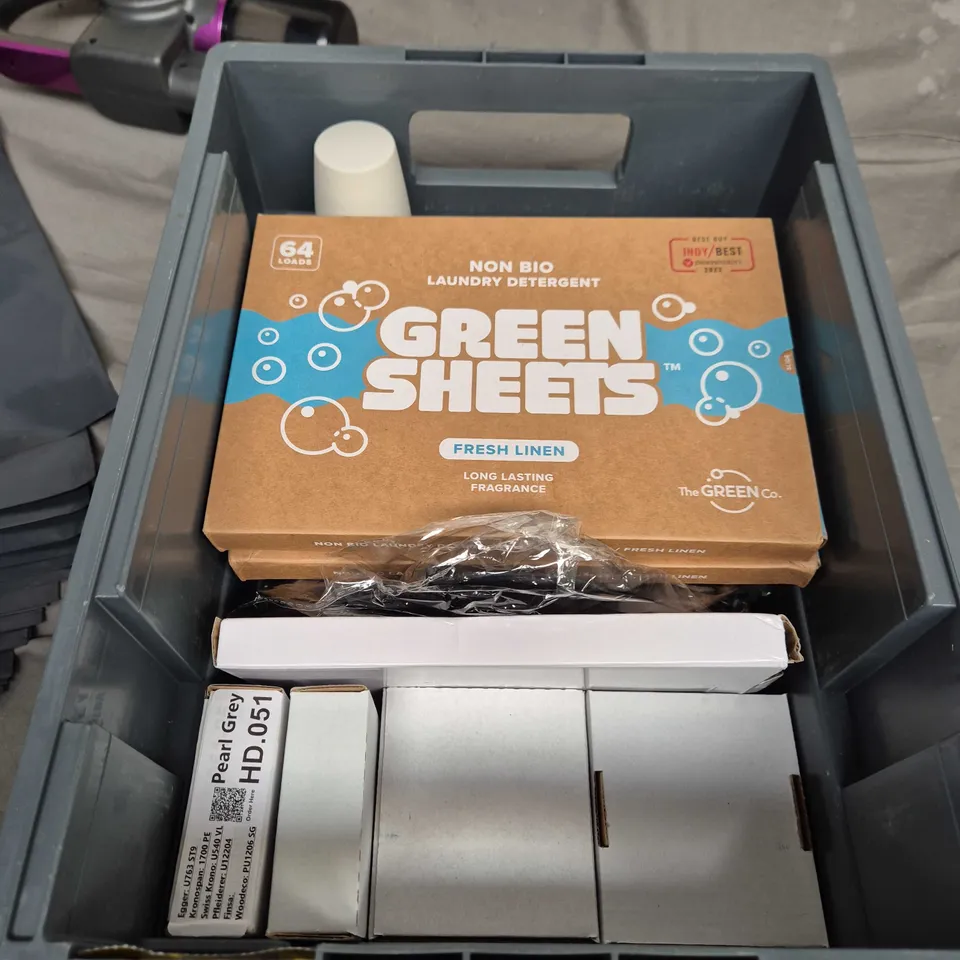 APPROXIMATELY 15 ASSORTED HOUSEHOLD PRODUCTS TO INCLUDE SCRUB BUDDY XS, GREEN SHEETS LAUNDRY DETERGENT, ADJUSTABLE EXTENDED CLIP ETC