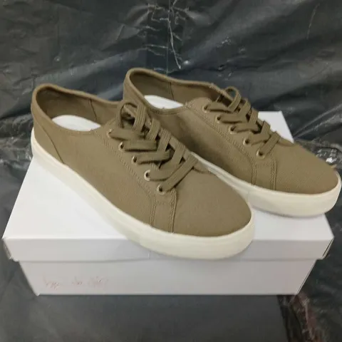 BOXED PAIR OF BEN DE LISI CANVAS SHOES - UK SIZE 6