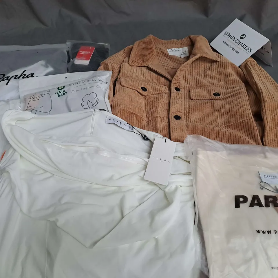 LOT OF APPROXIMATELY 24 ASSORTED CLOTHING ITEMS TO INCLUDE RAPHE, QUICKSILVER AND CLUB OF LONDON - VARIOUS SIZES