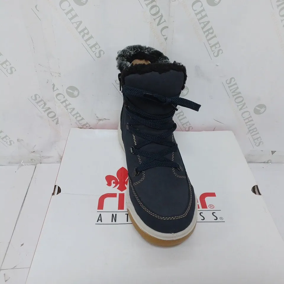 BOXED PAIR OF RIEKER WATER RESISTANT WARM LINED HIKING BOOTS IN NAVY - SIZE 7.5