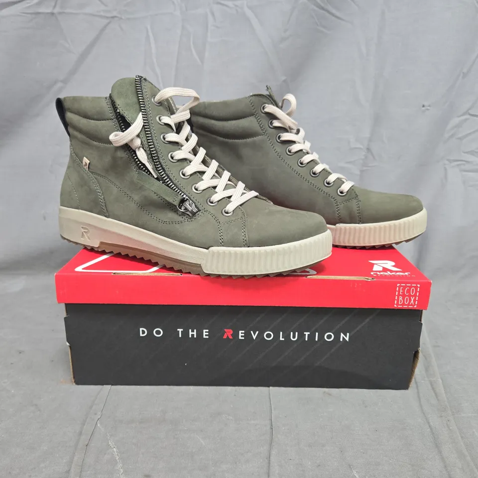 BOXED PAIR OF RIEKER SIDE ZIP TRAINER BOOTS IN OLIVE SIZE 6