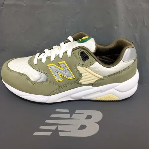 BOXED NEW BALANCE MEDIUM MOYEN SIZE 5.5