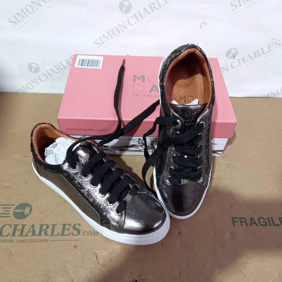 BOXED PAIR OF MODA IN PELLE TRAINERS - SIZE 40