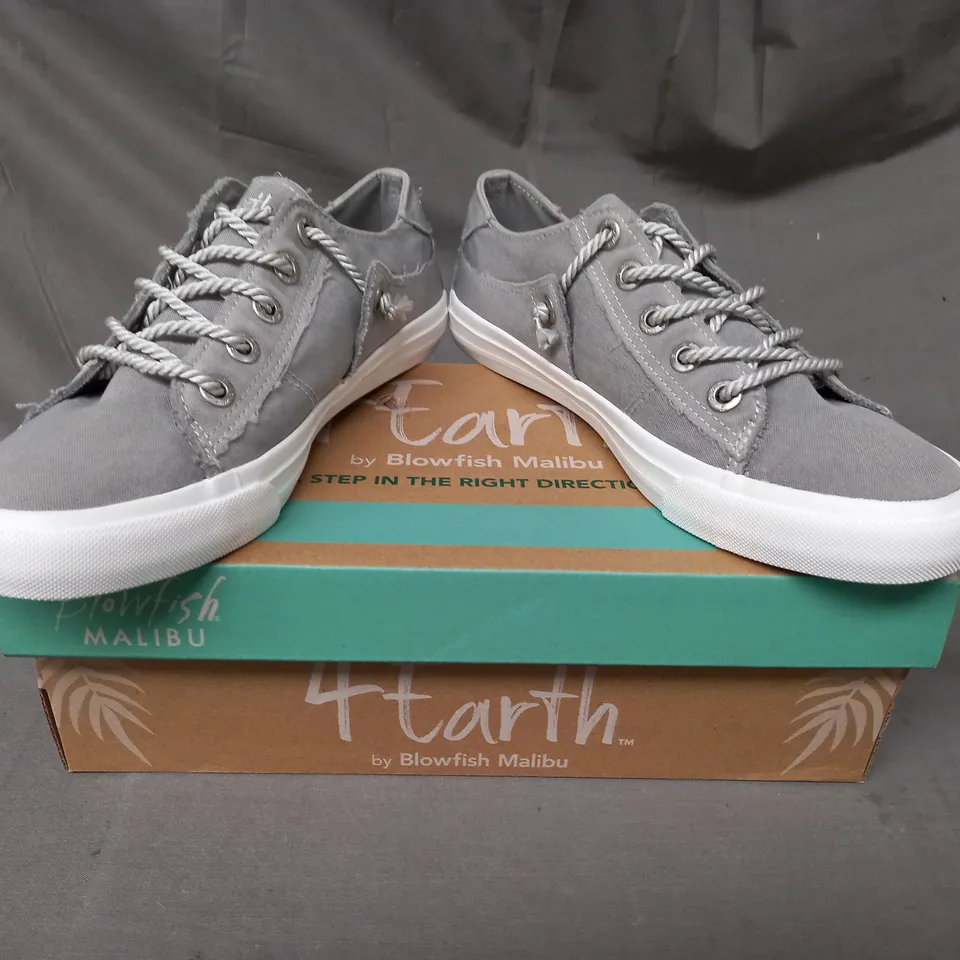 BOXED PAIR OF BLOWFISH MALIBU 4 EARTH SHOES IN GREY SIZE 7
