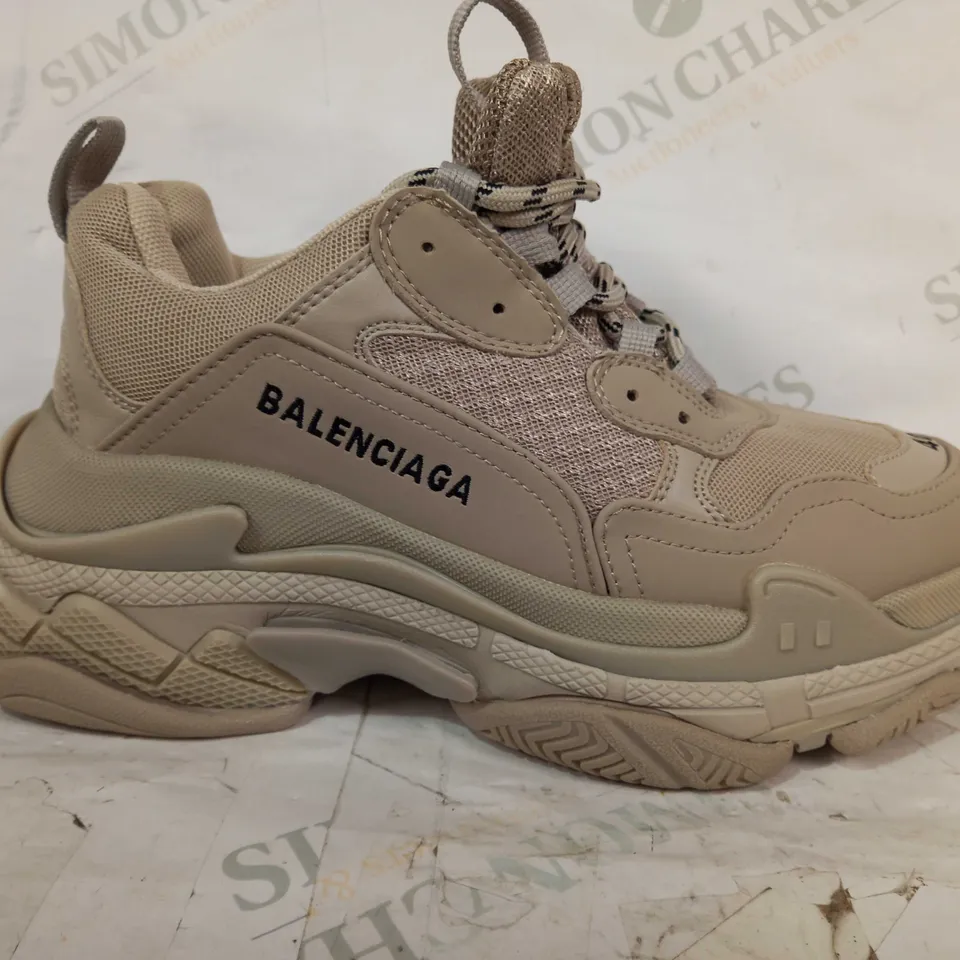 PAIR OF BALENCIAGA TRIPLE S SHOES IN TAN EU SIZE 40