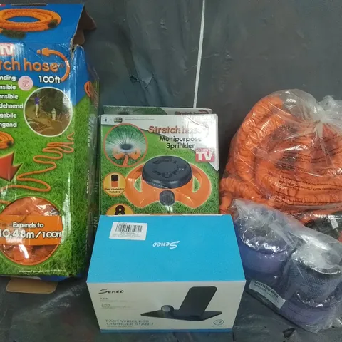 APPROXIMATELY 10 ASSORTED ITEMS TO INCLUDE STRETCH HOSE, FILTER REPLACEMENT FOR DYSON, UNISEX GARDENING GLOVES, SENEO FAST WIRELESS CHARGER STAND 