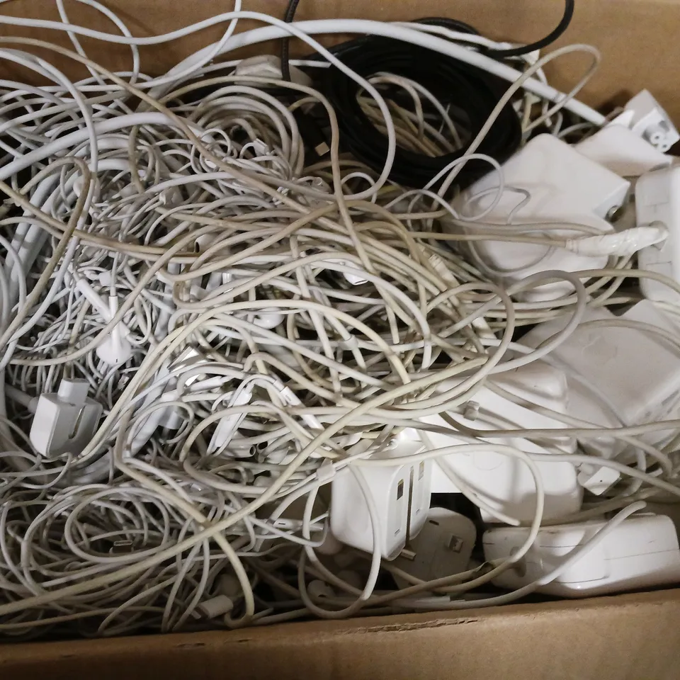 BOX OF APPROXIMATELY 15 ASSORTED ITEMS TO INCLUDE - APPLE MOUSE , MAC BOOK CHARGER , WIRED EARBUDS ETC