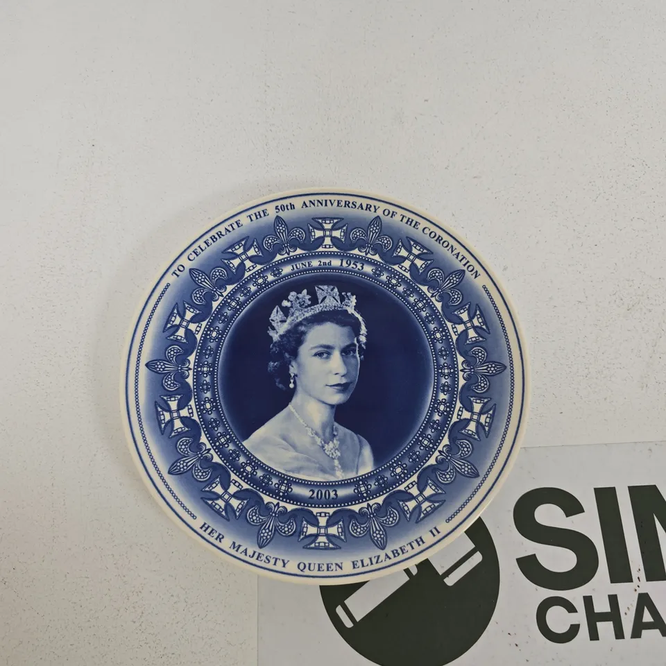 WEDGWOOD COMMEMORATIVE PLATE WITH PRESENTATION BOX – QUEEN ELIZABETH II, 2003 (50TH CORONATION ANNIVERSARY)