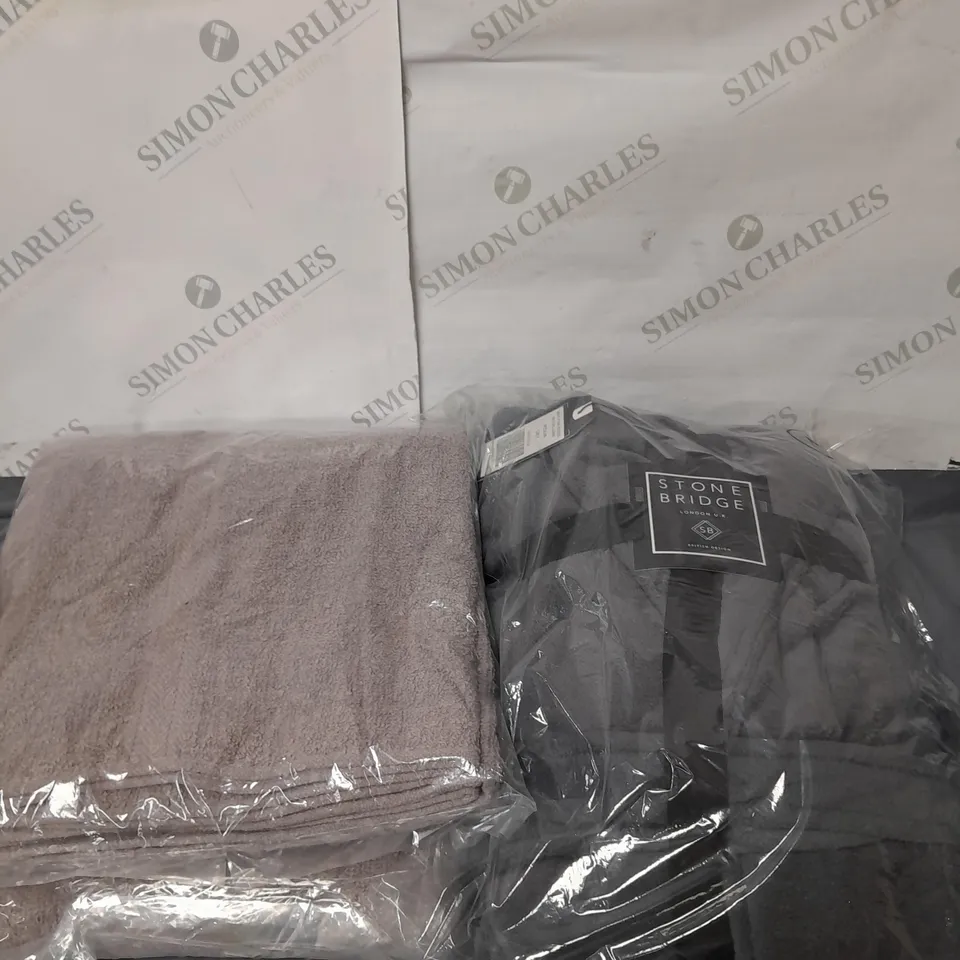 LOT OF 5 ASSORTED SOFT FURNISHINGS TO INCLUDE A PET BED, TOWELS AND BEDDING