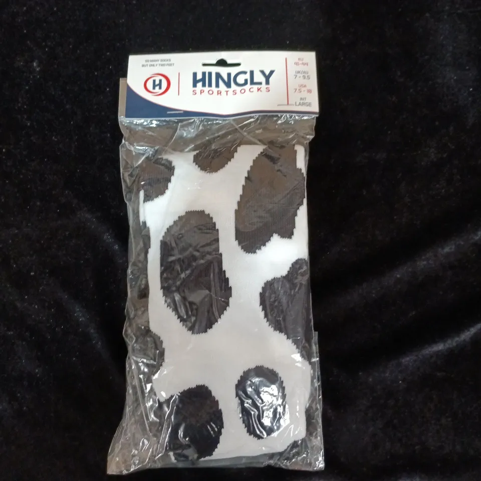 HINGLY SPORTS SOCKS – WHITE WITH BLACK CIRCULAR PATTERN.