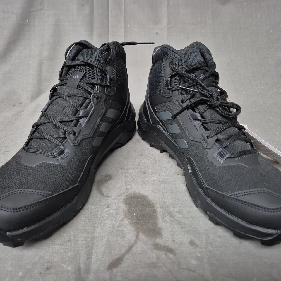 BOXED PAIR OF ADIDAS TERREX AX4 MID GTX SHOES IN BLACK UK SIZE 8