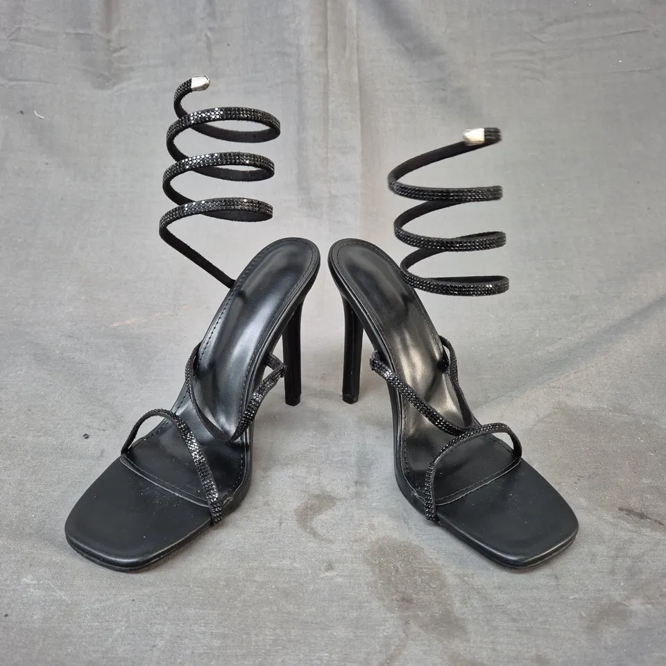 BOXED PAIR OF DESIGNER OPEN TOE HEELED SANDALS IN BLACK EU SIZE 40