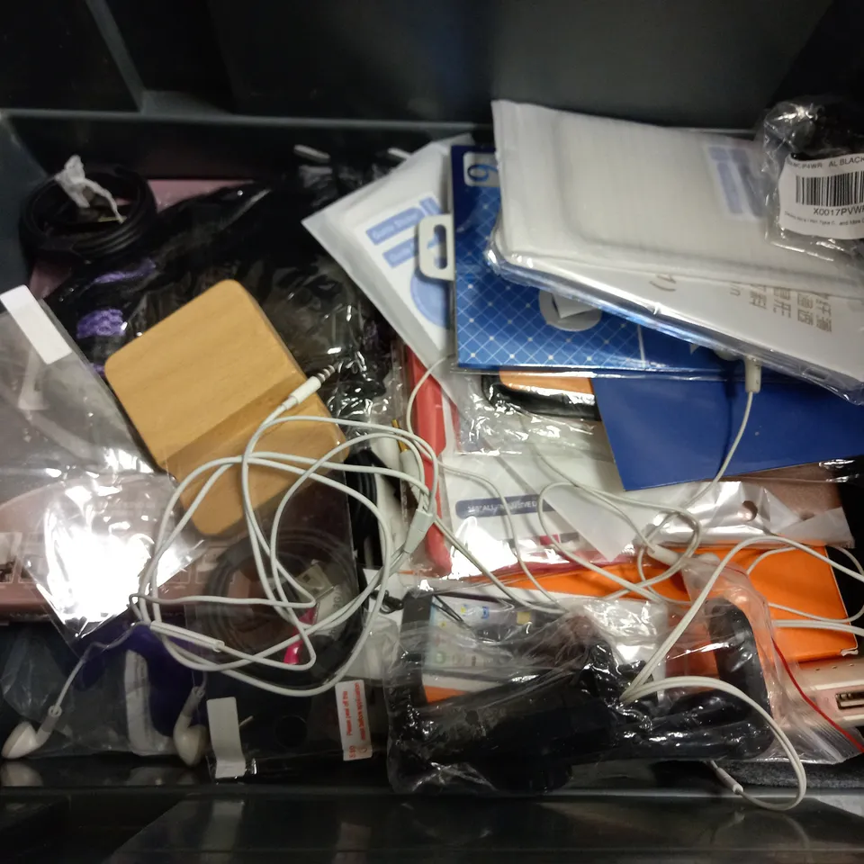 BOX OF APPROX 20 ITEMS INCLUDING ASSORTED SCREEN PROTECTORS, PHONE CASES AND CHARGING WIRES FOR VARIOUS PHONES