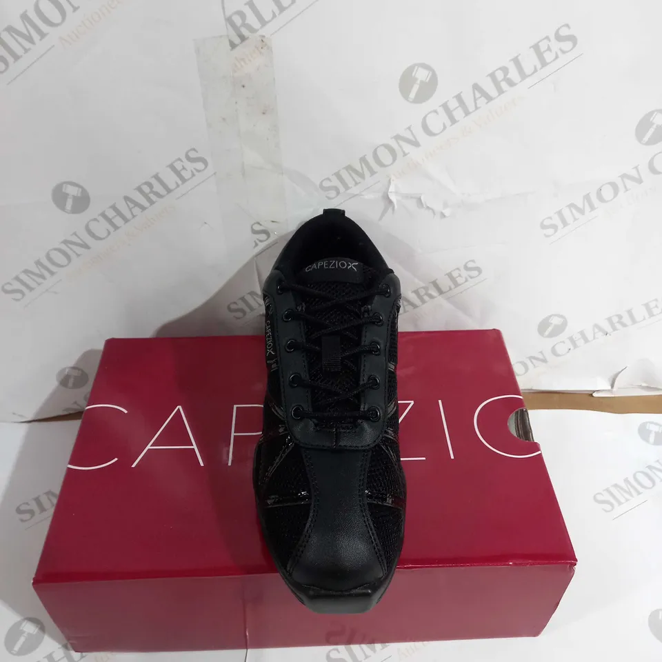 BOXED PAIR OF CAPEZIO UK 6M BLACK