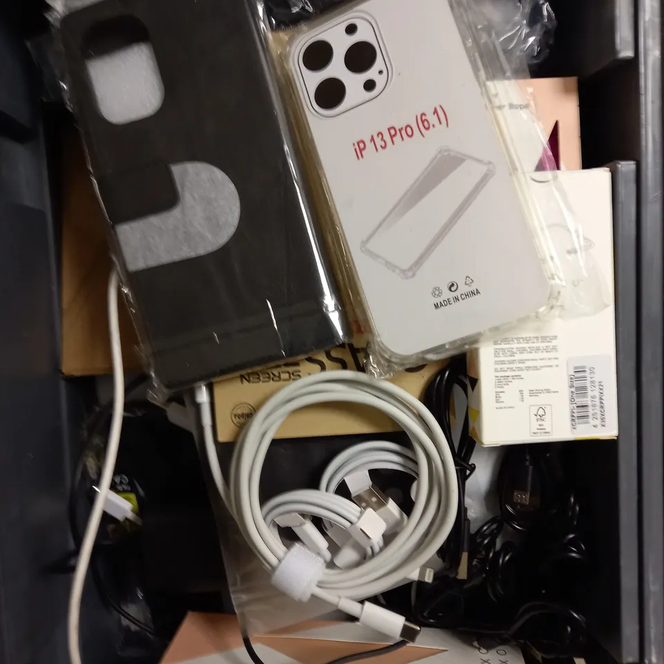 APPROXIMATELY 30 ASSORTED SMARTPHONE & TABLET ACCESSORIES TO INCLUDE CASES, CHARGING CABLES, SCREEN PROTECTORS ETC	
