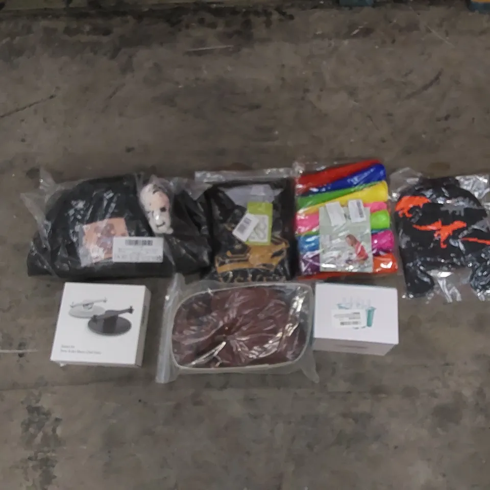 PALLET CONTAINING A LARGE QUANTITY OF HOUSEHOLD PRODUCTS. INCLUDING WIG, BAGS, HAT, ICE CUBE TRAYS ETC 