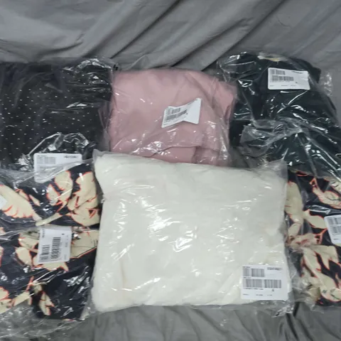 APPROXIMATELY 20 ASSORTED CLOTHING ITEMS IN VARIOUS STYLES, SIZES & COLOURS TO INCLUDE BRANDS SUCH AS BEN DE LISI, YAS, MALISSA J, ETC 